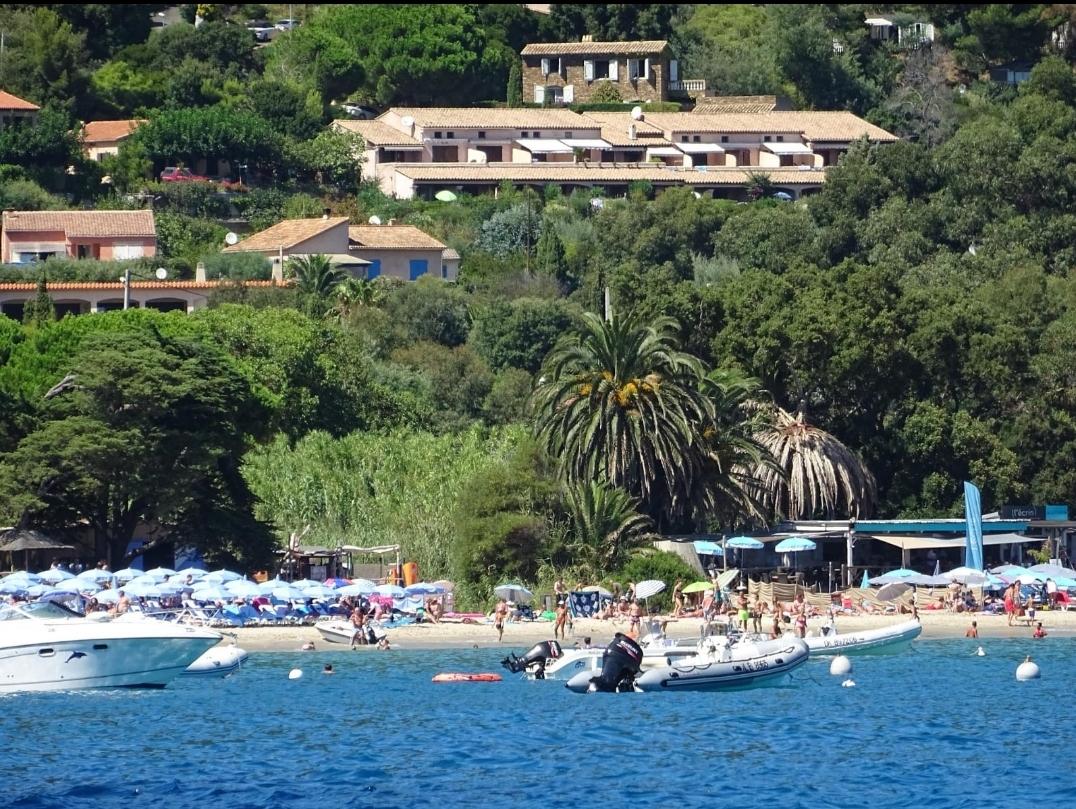 Résidence immeuble de 22 appartements près de la plage, sur le littoral Varois, gros potentiel pour accroître la rentabilité , prix 5,6 millions d'euros + 5% honoraires HT
