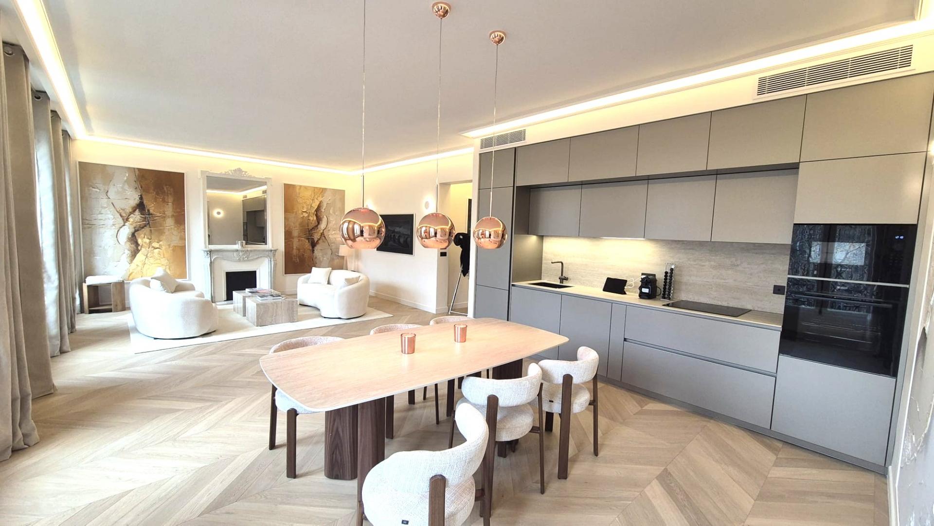 [RARE – À VENDRE] Paris 7e (Champ de Mars) – Vues Tour Eiffel & École Militaire – Appartement 114 m² (4 pièces) – 4e étage d’un immeuble haussmannien – Rénovation haut de gamme par architecte – Climatisé