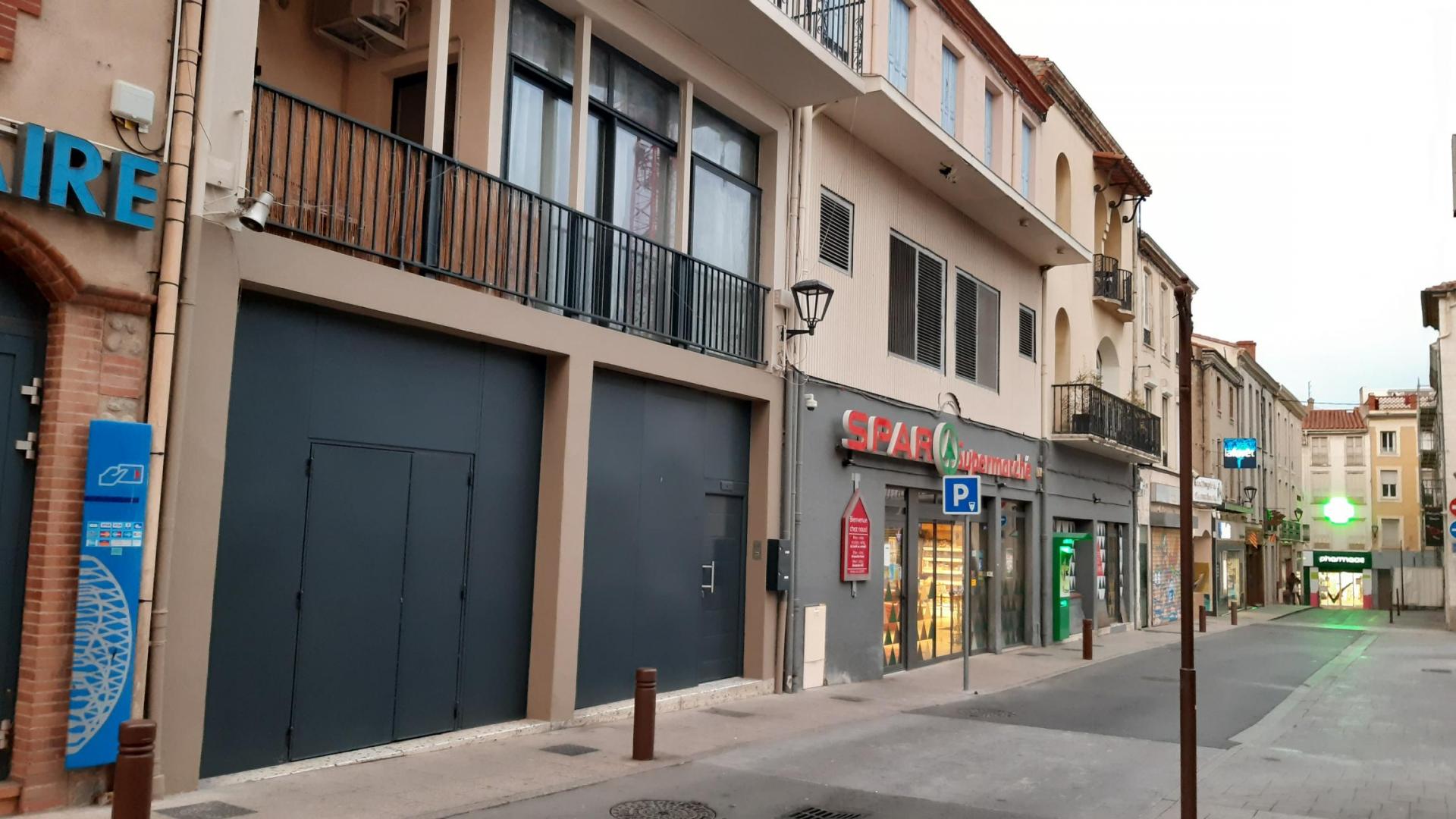 Local en plateau de 175 m² en rez-de-chaussée avec sanitaires.