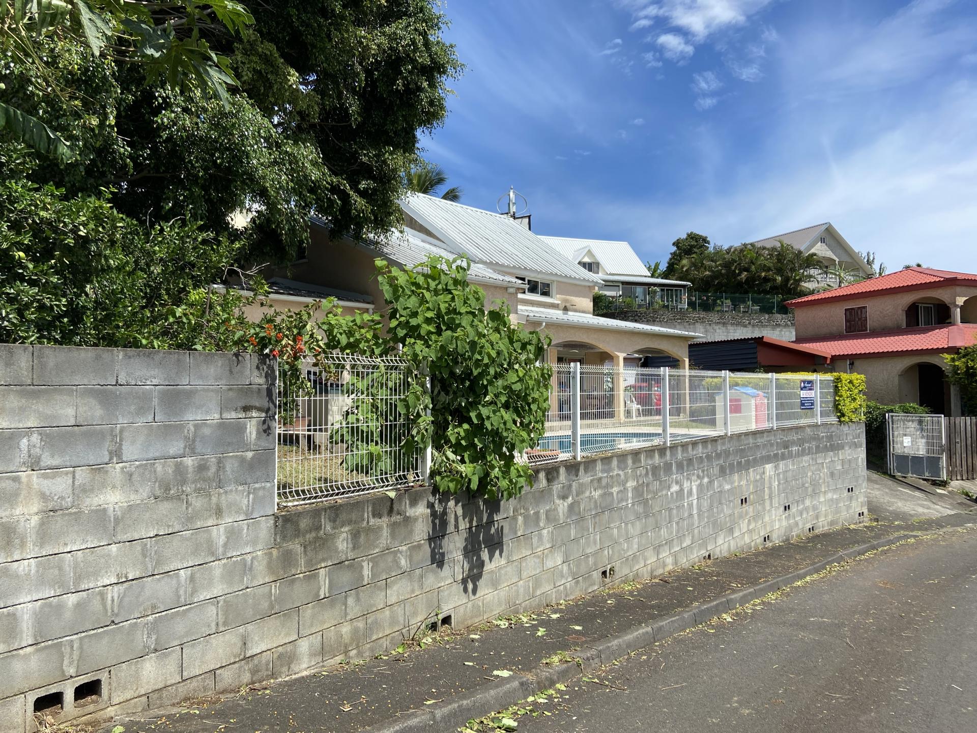 VILLA SPACIEUSE - A PITON BOIS DE NEFLES - 97490