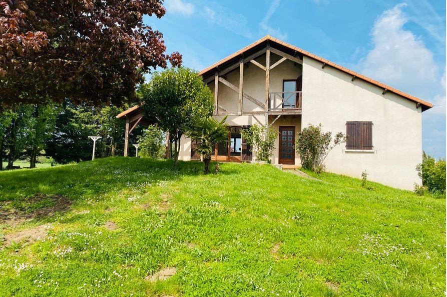 Maison familiale avec sous-sol amenage sur terrain de 4500m2