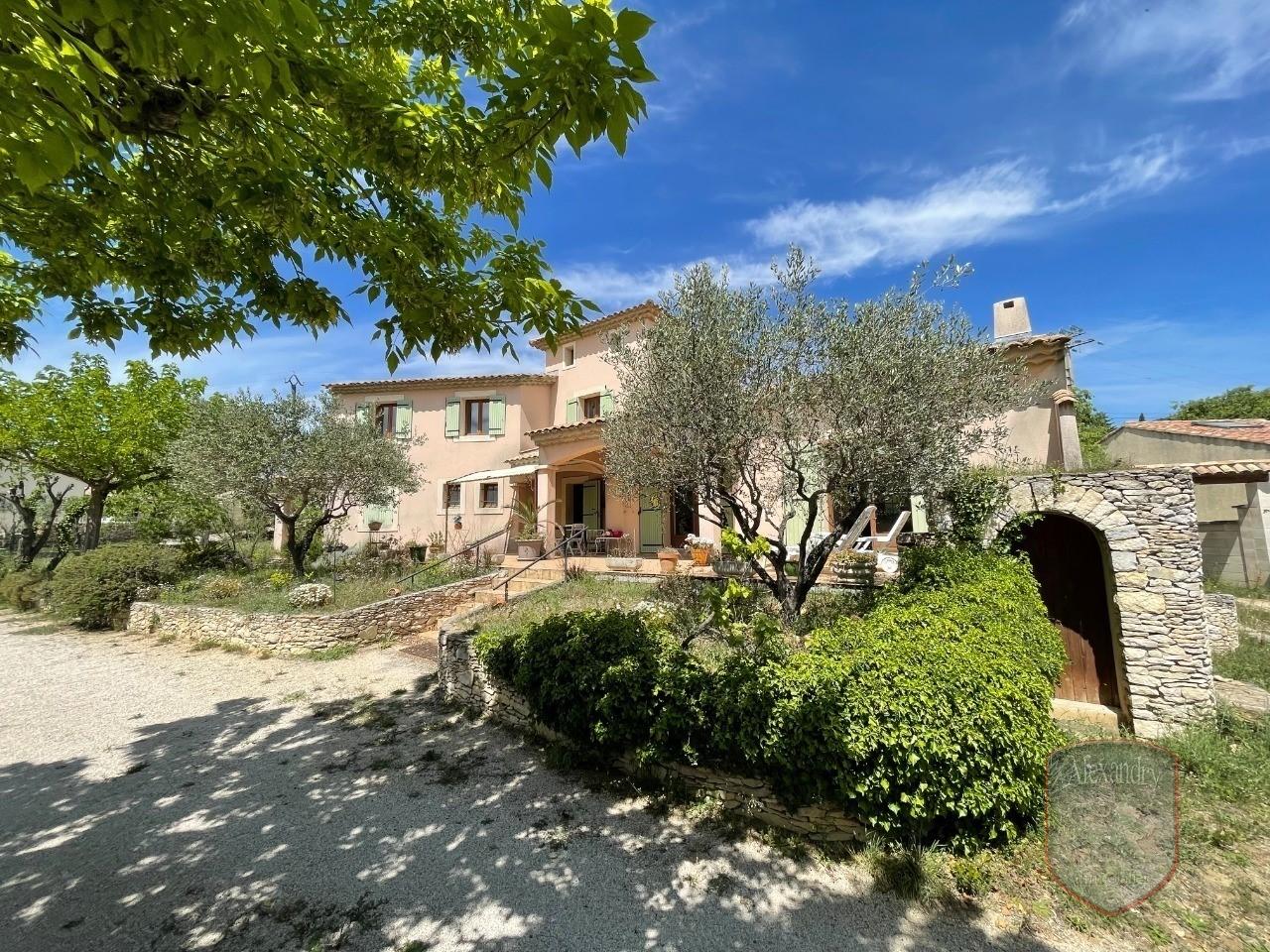 Une agréable Maison de 230,79 m² - 7 chambres - parcelle 1645 m²  - TAVEL