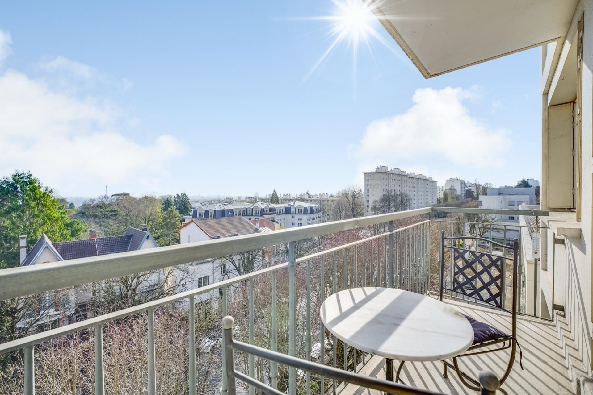 SAINT-CLOUD : BD DE LA RÉPUBLIQUE - T4 - 86M2 - 2-3 CHAMBRES - BALCON - 1 PARKING - DPE D