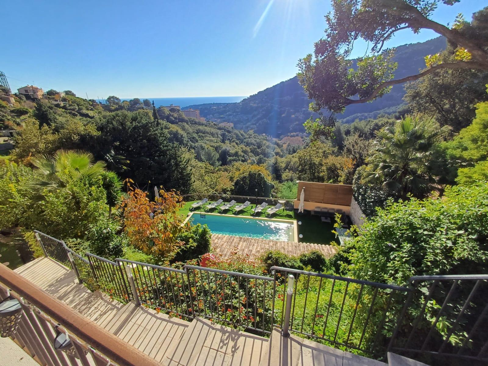 EXCLUSIVITE - Splendide villa vue mer, dans un écrin de verdure, tout proche de Menton