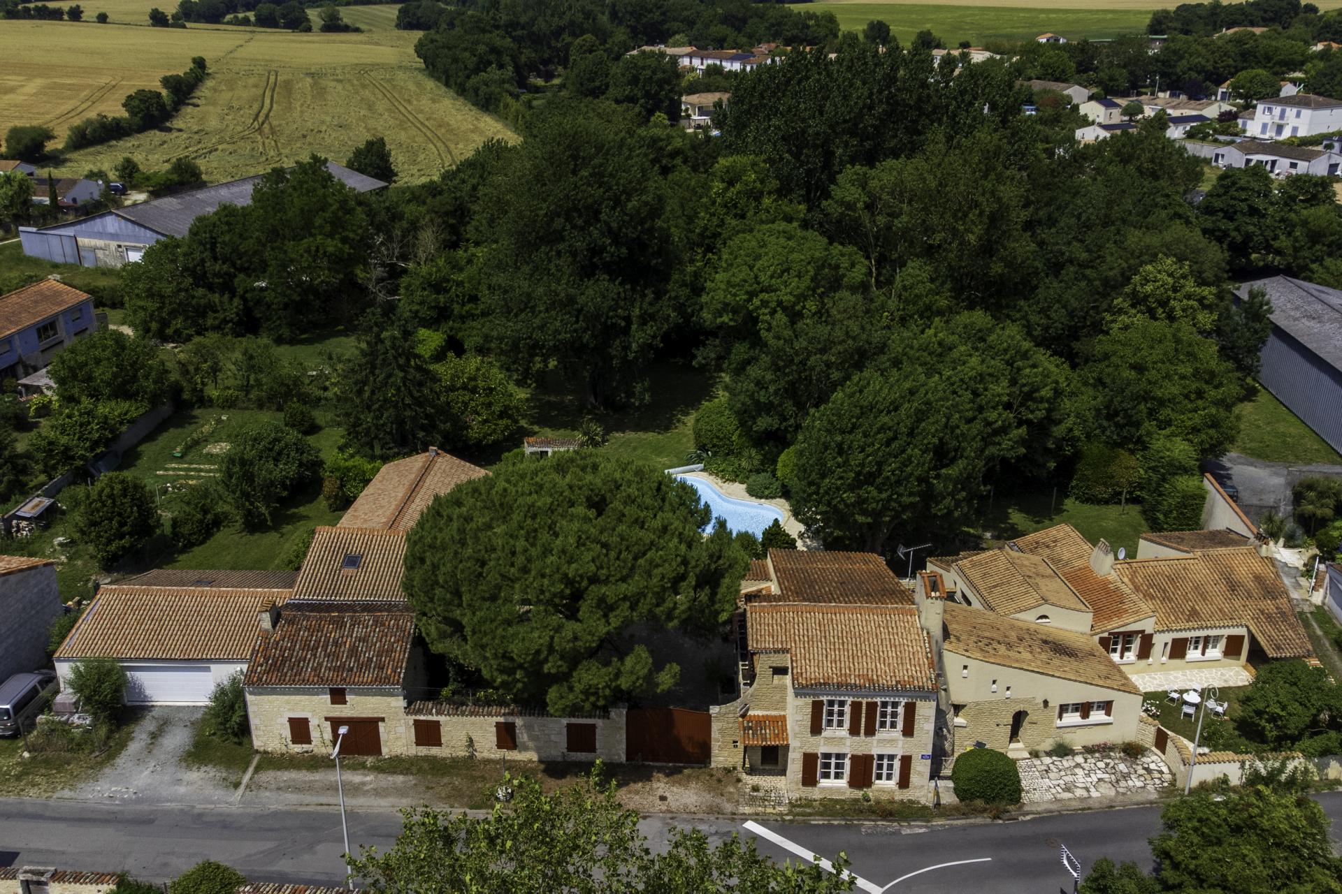 Propriété d’exception et de caractère : Ancien Moulin Rénové avec Piscine et Dépendances – Landrais (17290) À seulement 12 minutes de la gare TGV de Surgères – Paris en 2h15 - 30 minutes de La Rochelle et moins de 25 minutes des plages de Châtelaillon