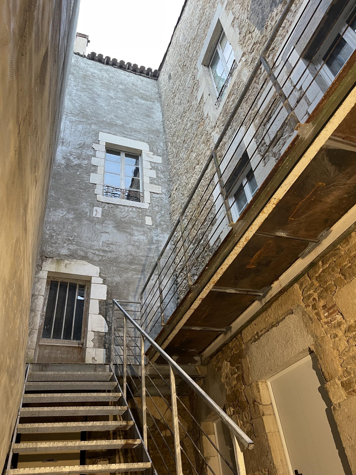 Immeuble à réhabiliter de 500 m² – Plein centre de Marans