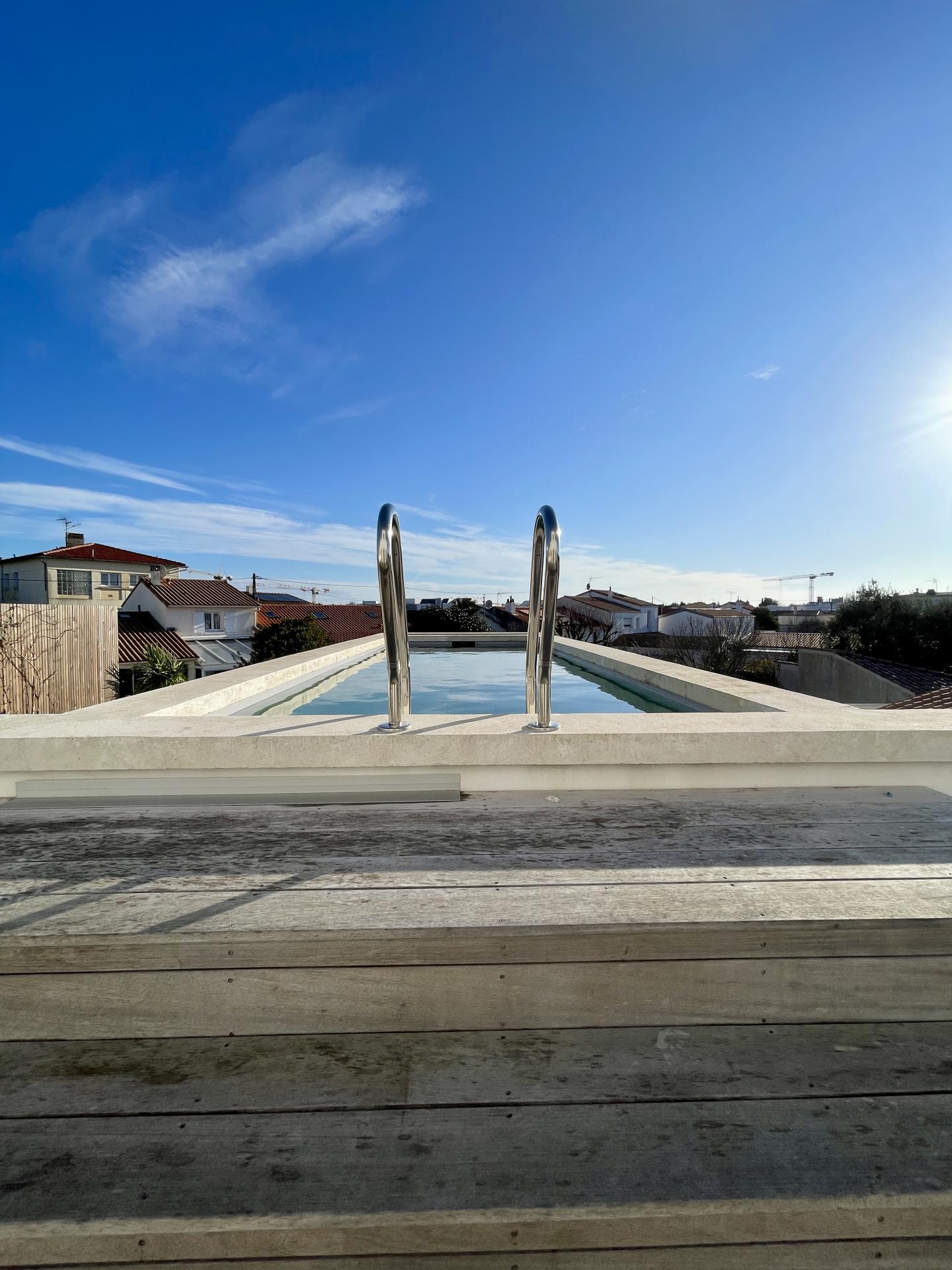 Maison d’architecte contemporaine T5 avec piscine suspendue et prestations de prestige - 150.92m²