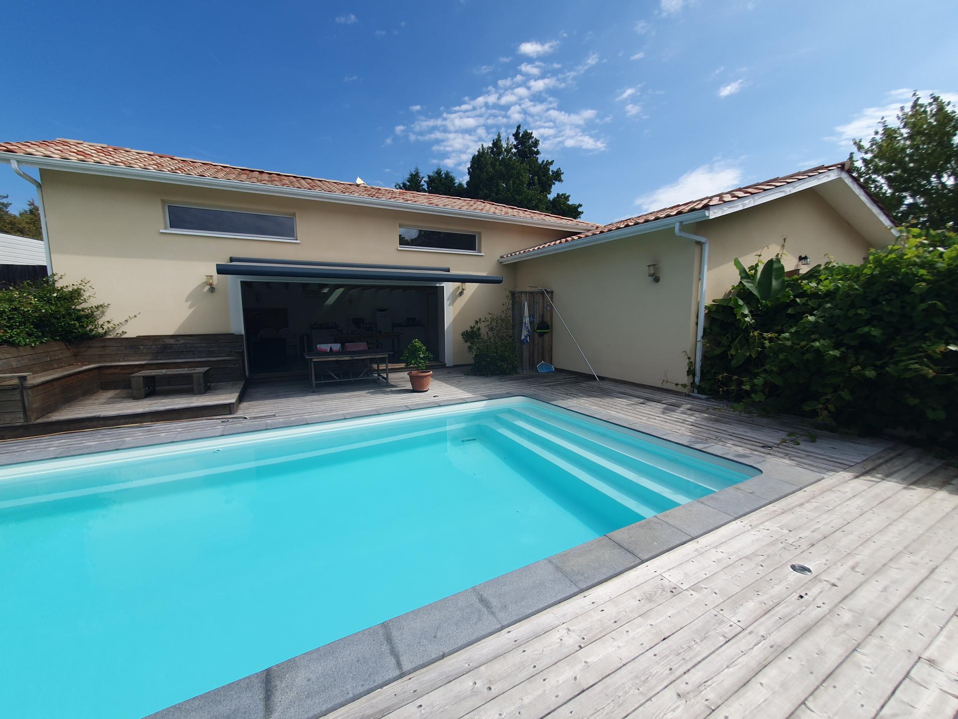 MAISON AVEC PISCINE