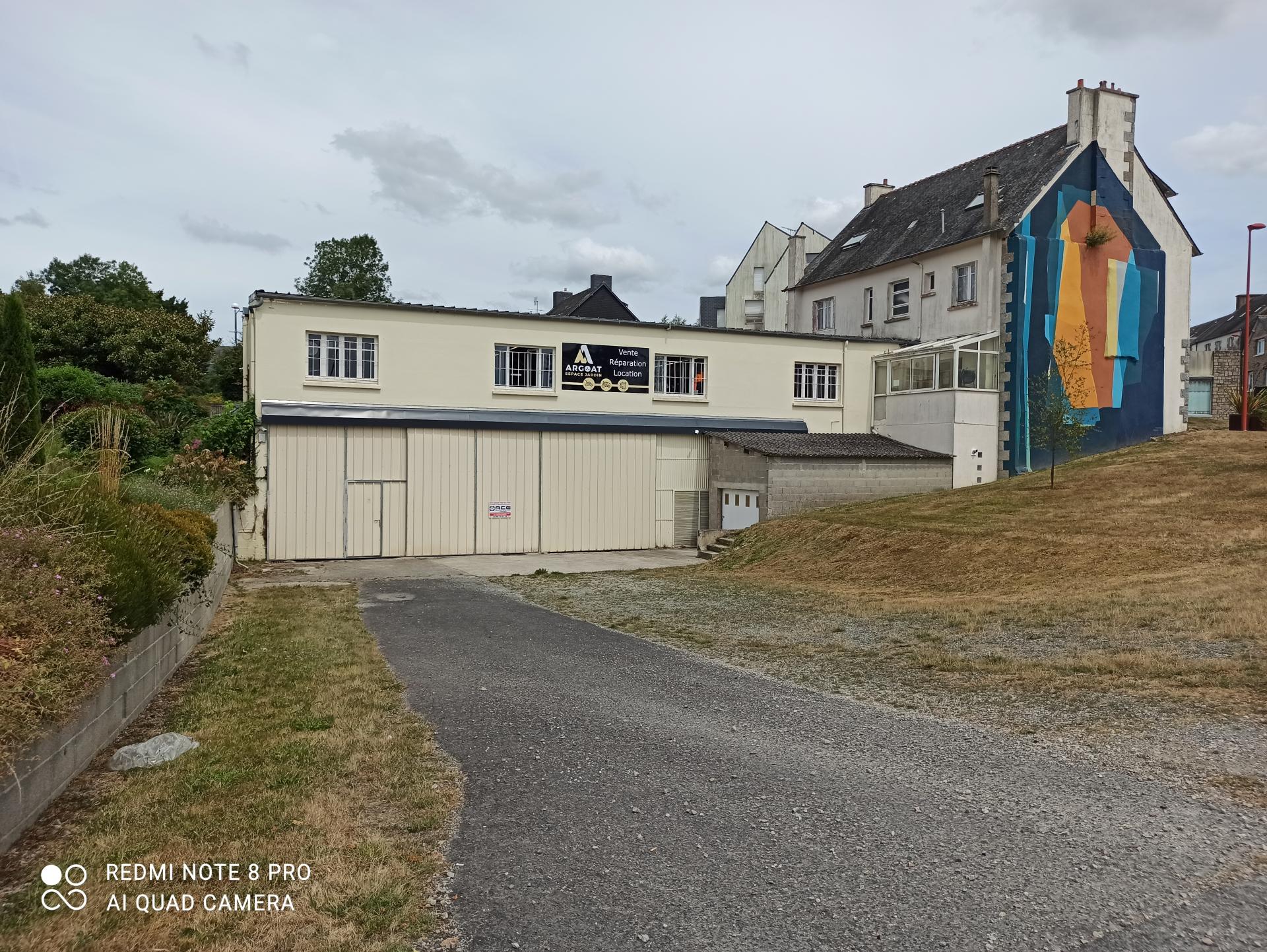 Commerce, bureaux ou self-storage – 1 100 m² exploitables en centre-bourg de ROSTRENEN
