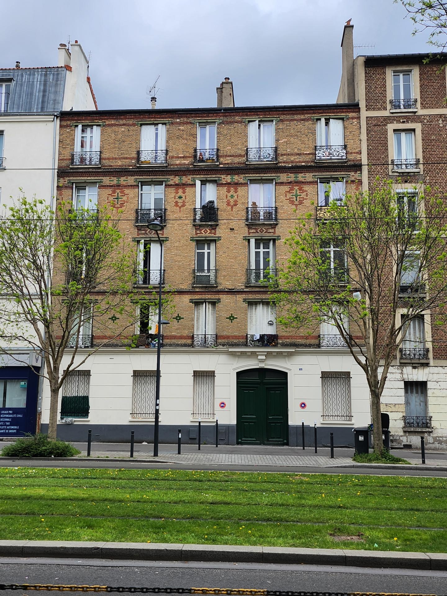Immeuble au centre ville de SAINT DENIS, composé de 25 petits appartements, à 200 m de la station de métro St-Denis Porte de Paris