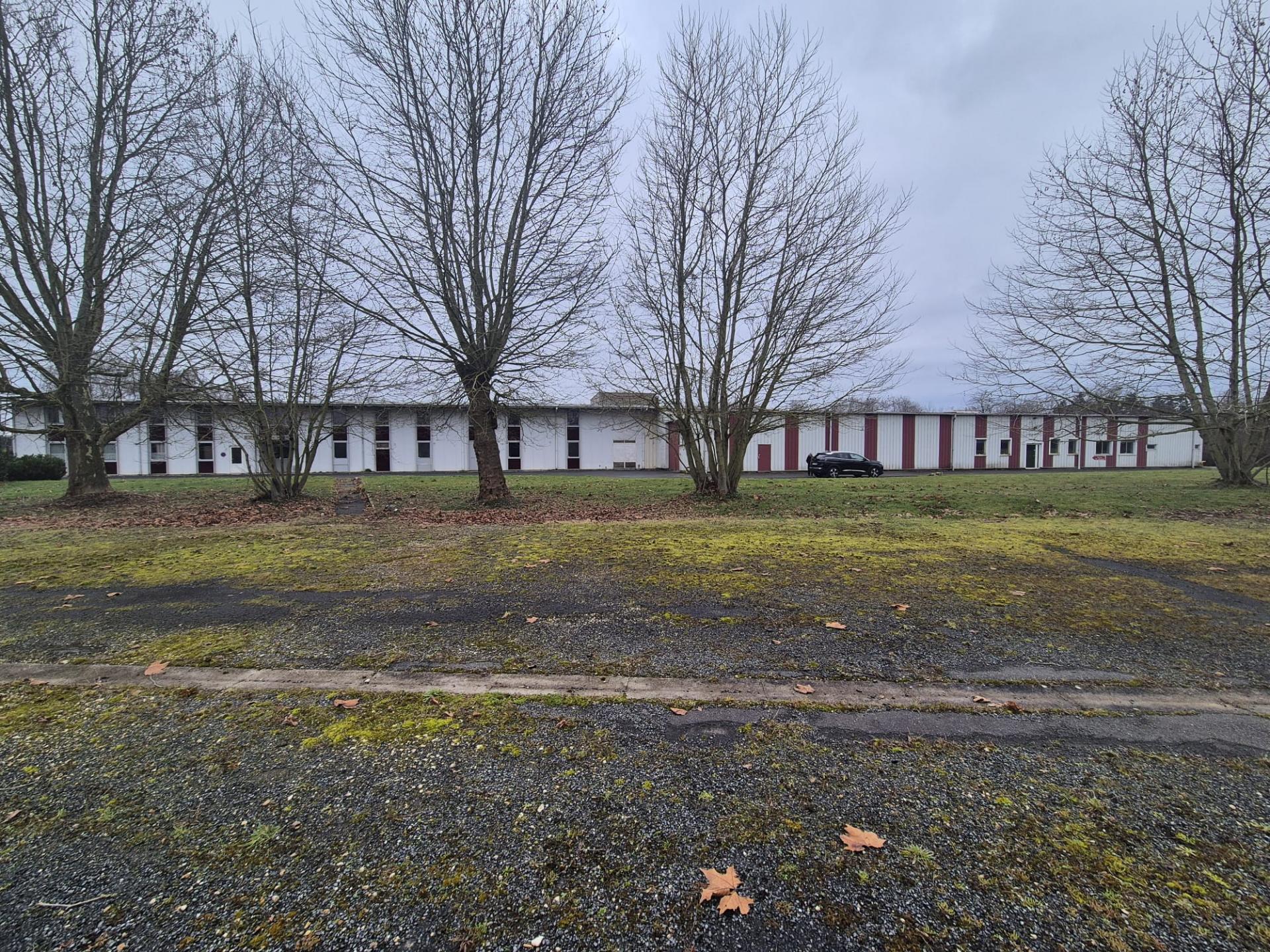 À CÉDER – GRAND SITE INDUSTRIEL POLYVALENT AVEC RÉSERVE FONCIÈRE