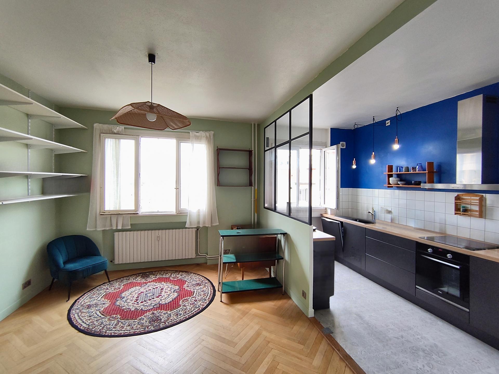 Lyon 8e – T2 lumineux de 44 m² avec verrière, cave et parking – Tram au pied de l’immeuble
