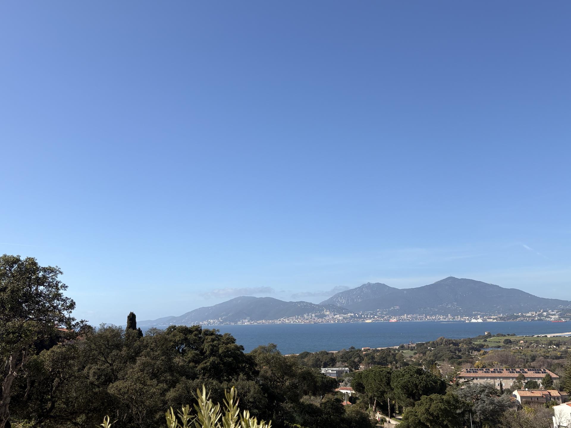 TERRAIN A BATIR AVEC VUE EXCEPTIONNELLE SUR LE GOLFE D'AJACCIO