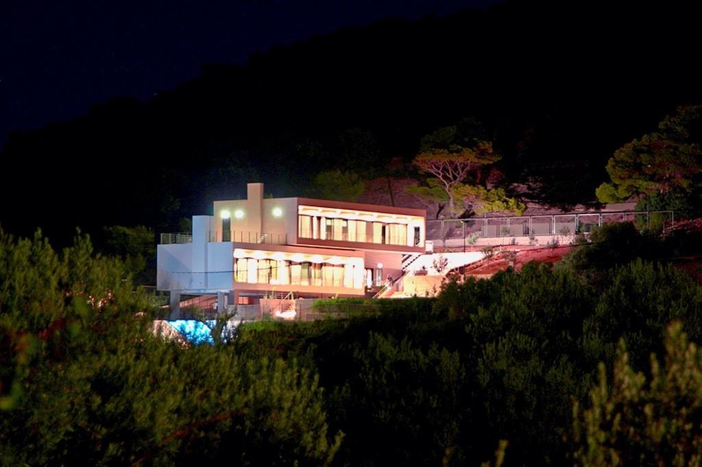 GRECE - ATTIQUE - PROPRIETE CONTEMPORAINE AU MILIEU DES COLLINES