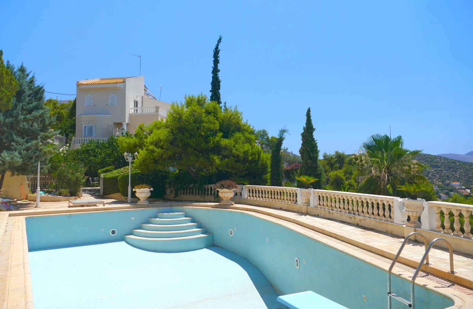 Riviera d'Athènes - Elegante villa avec piscine et vue imprenable sur la mer