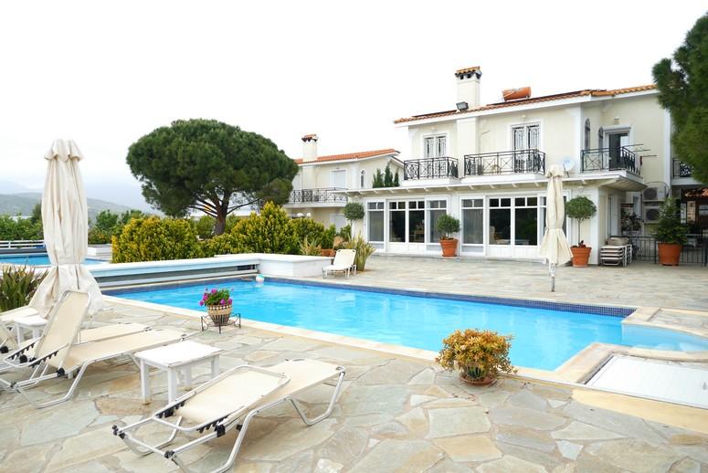 GRECE - ATTIQUE - ENSEMBLE IMMOBILIER DE STANDING AVEC PISCINES AU MILIEU DES OLIVIERS