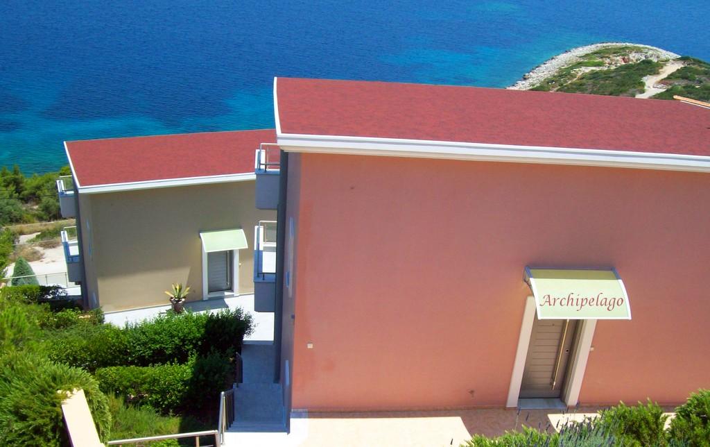 GRECE ATTIQUE - DEUX VILLAS D'ARCHITECTE A 100 M DE LA MER