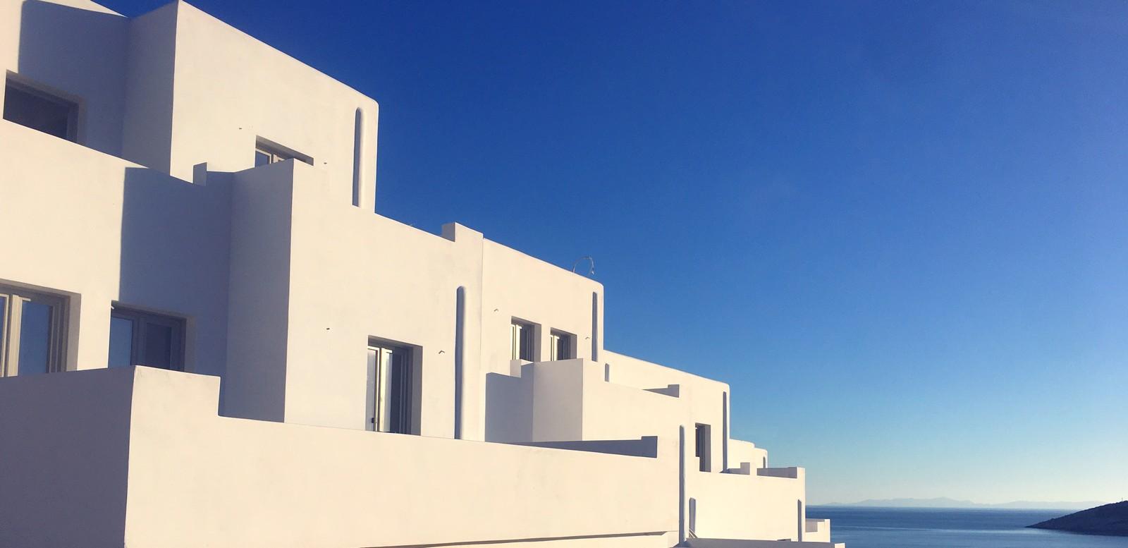 CYCLADES - ANTIPAROS :  COMPLEXE DE 8 APPARTEMENTS NEUFS FACE A LA MER (250 M)