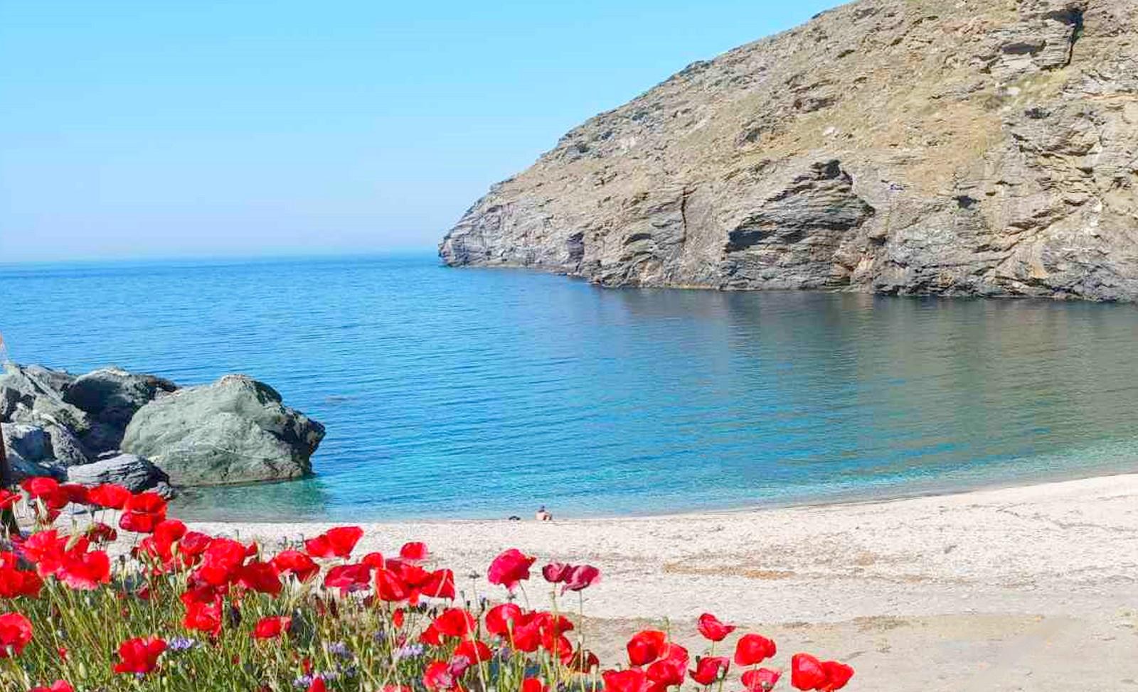 ILE D'ANDROS -  MAISON TRADITIONNELLE AU SOMMET D'UN  PETIT VILLAGE  AVEC VUE  SUR LA MER