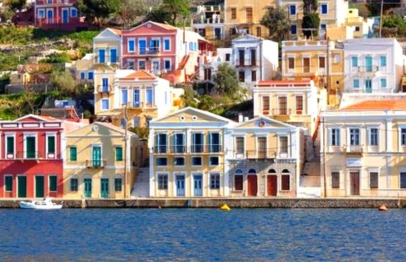 GRECE – ILE DE SYMI– AU BORD DE L'EAU DANS LA PLUS JOLIE BAIE DU DODECANESE