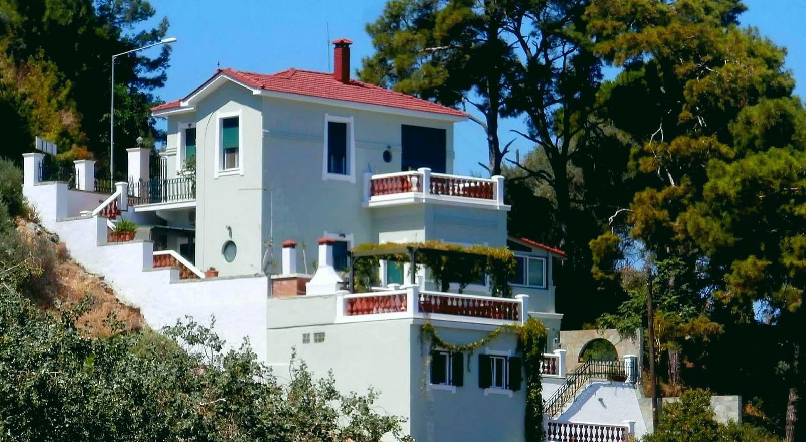 ILE DE SAMOS - BELLE VILLA ART DECO (1930) AVEC VUE IMPRENABLE SUR LA BAIE