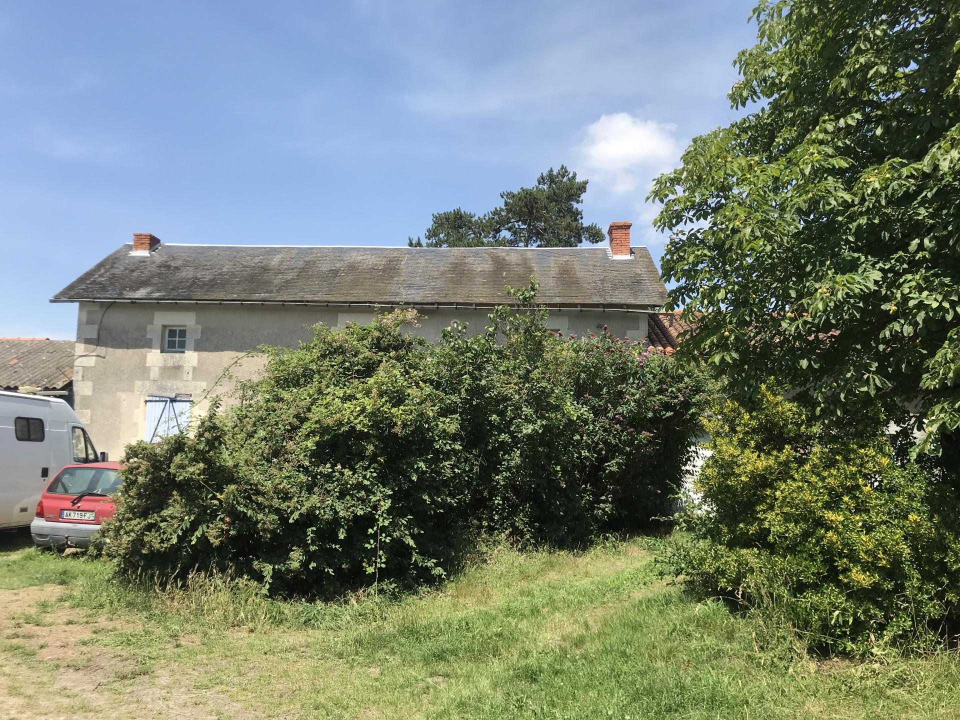 L'hommaizé, Ancienne corps de ferme avec dépendances à rénover