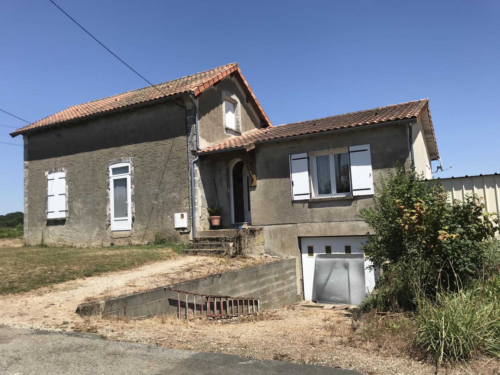 Rouillé, ancienne maison de garde barrière à finir de rénover