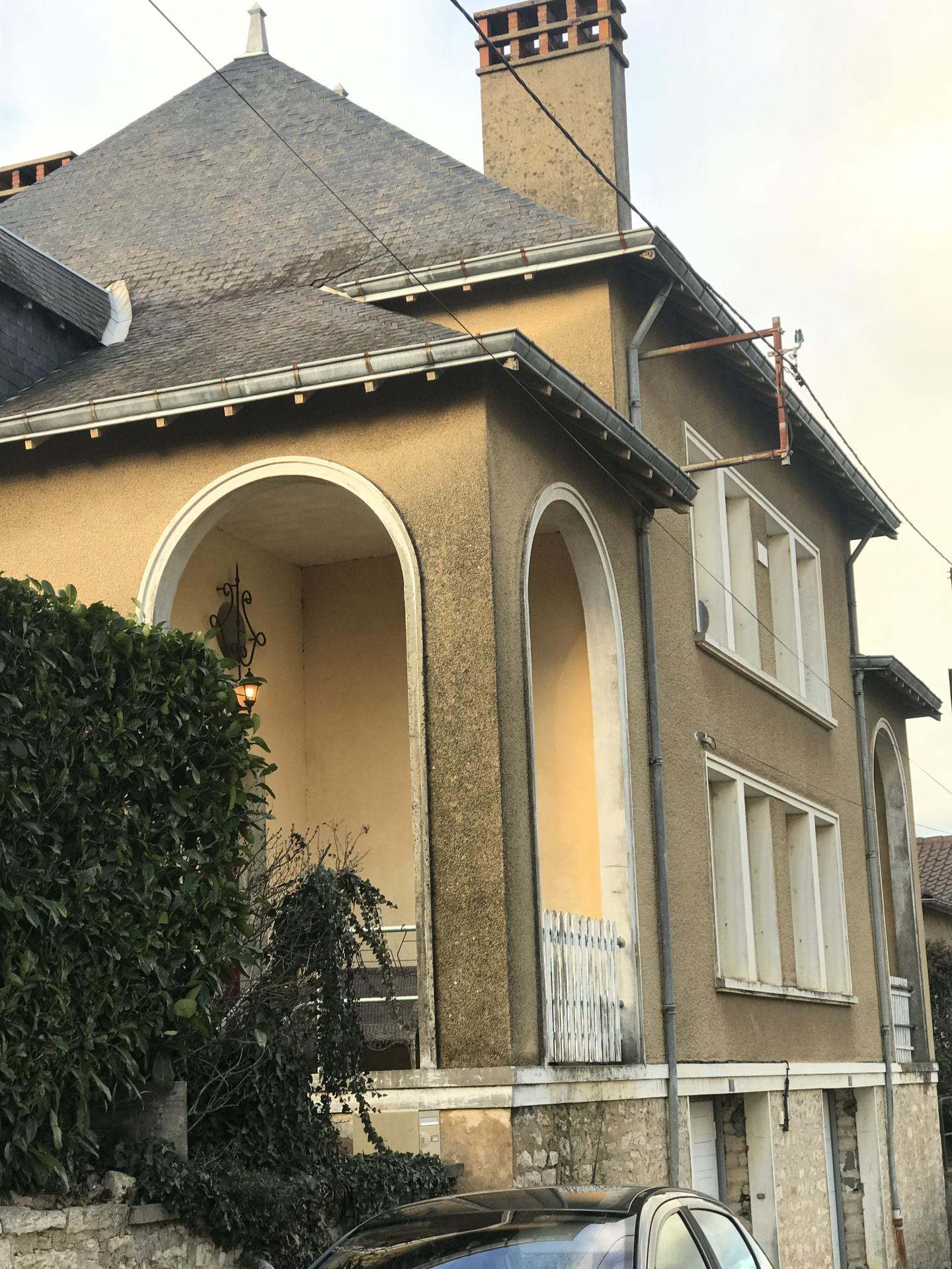 CIVRAY, Maison de ville avec piscine