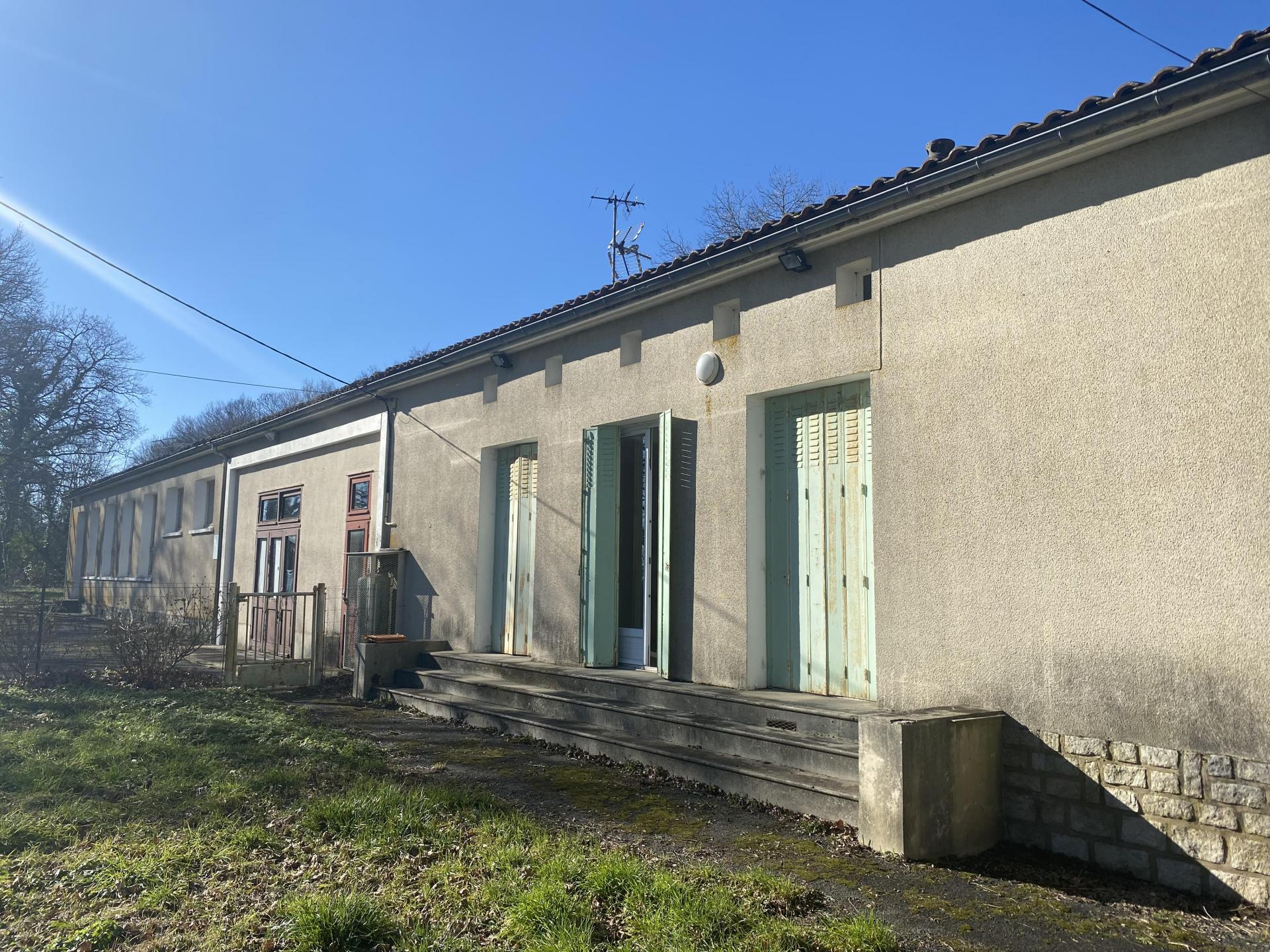 Ancienne salle des fêtes + appartement à rénover