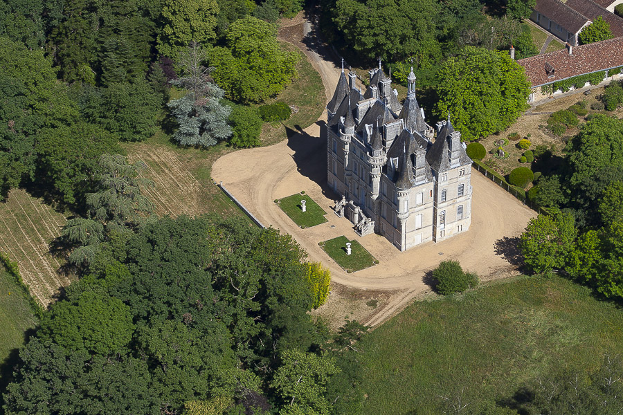 Château du XIXème siècle et dépendances