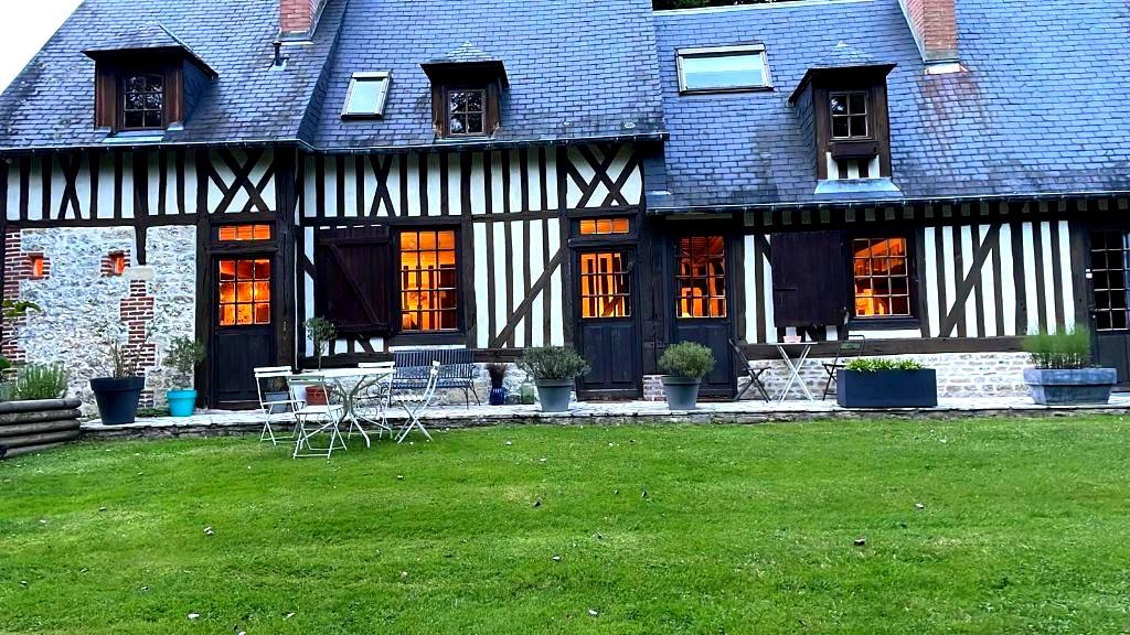 À vendre – Englesqueville-en-Auge (14800) – Maison de charme avec dépendance, piscine et vue exceptionnelle 