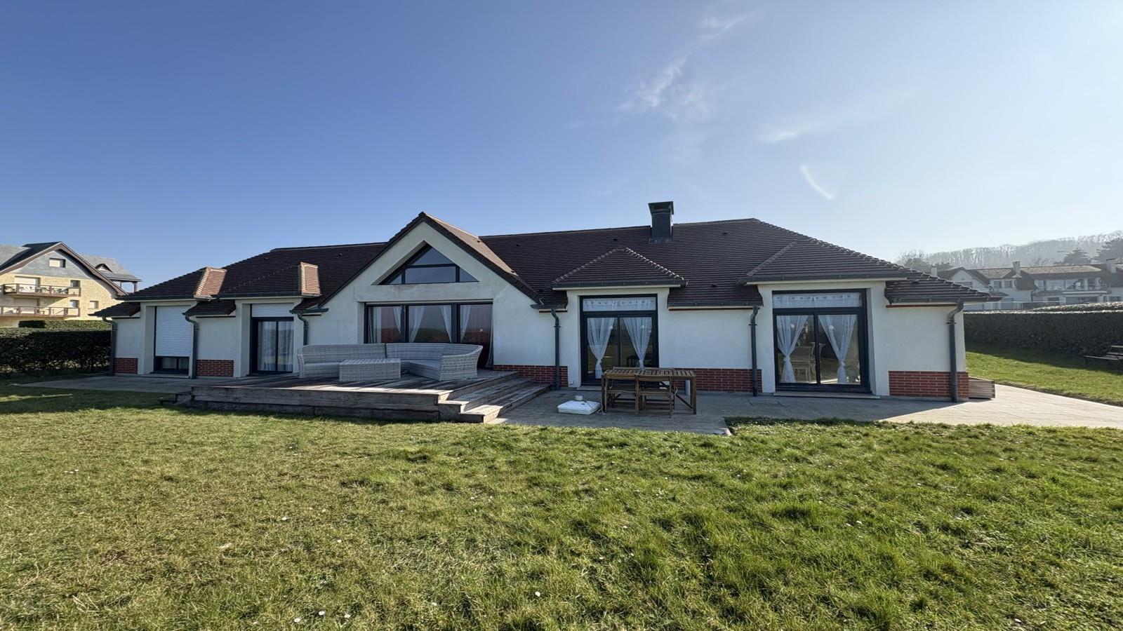 Bénerville-sur-Mer -Maison contemporaine de plain-pied avec vue mer et accès direct plage 