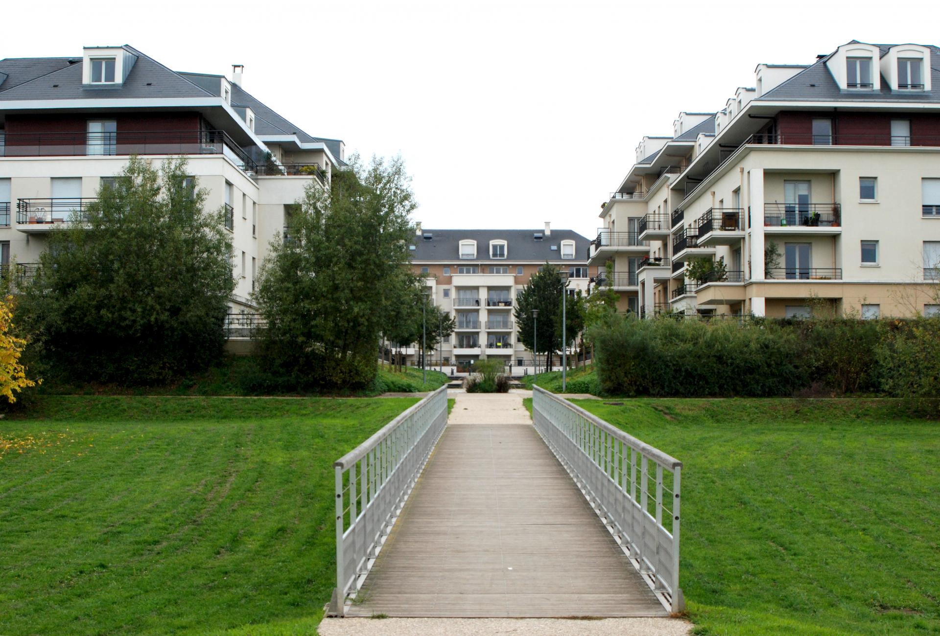 APPARTEMENT EN REZ-DE-JARDIN DANS CHARMANTE RESIDENCE EN BORD DE SEINE