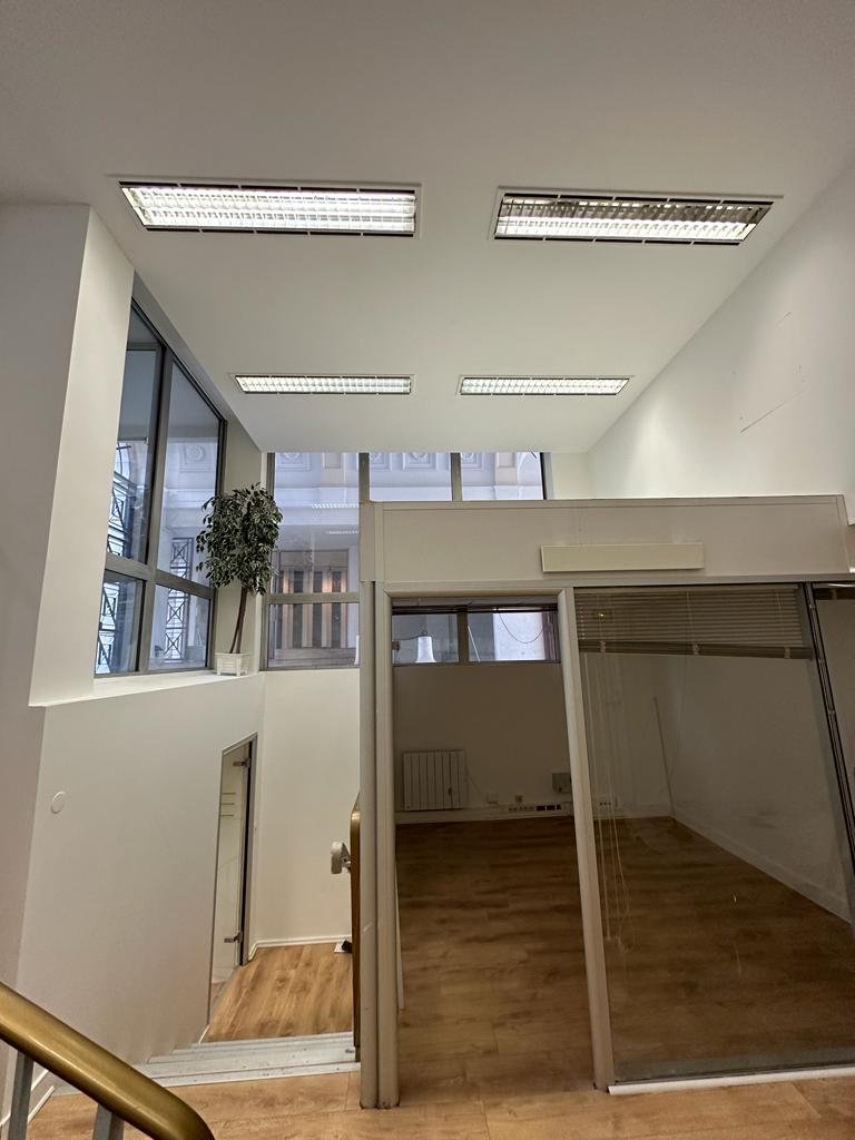 A vendre Local commercial idéalement situé , Paris 9 refait à neuf