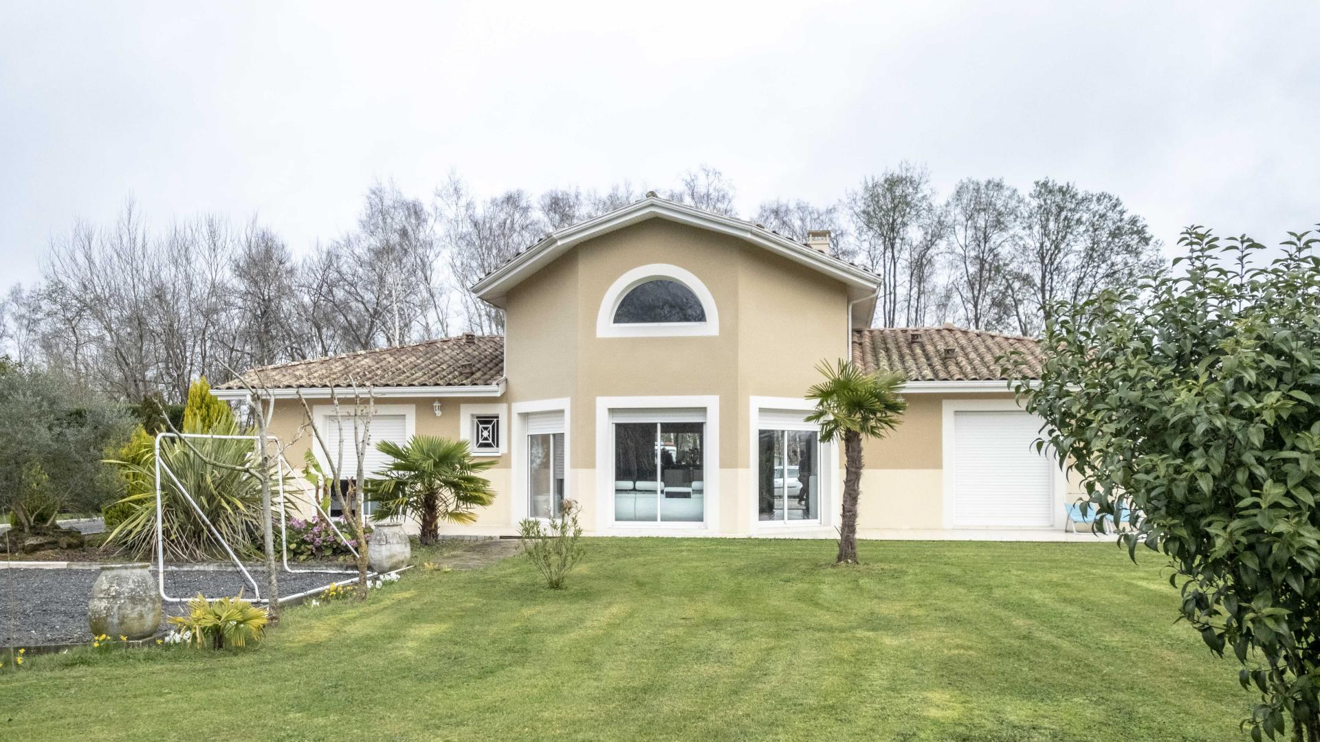 Proche BORDEAUX ensemble immobilier sur 3300m2