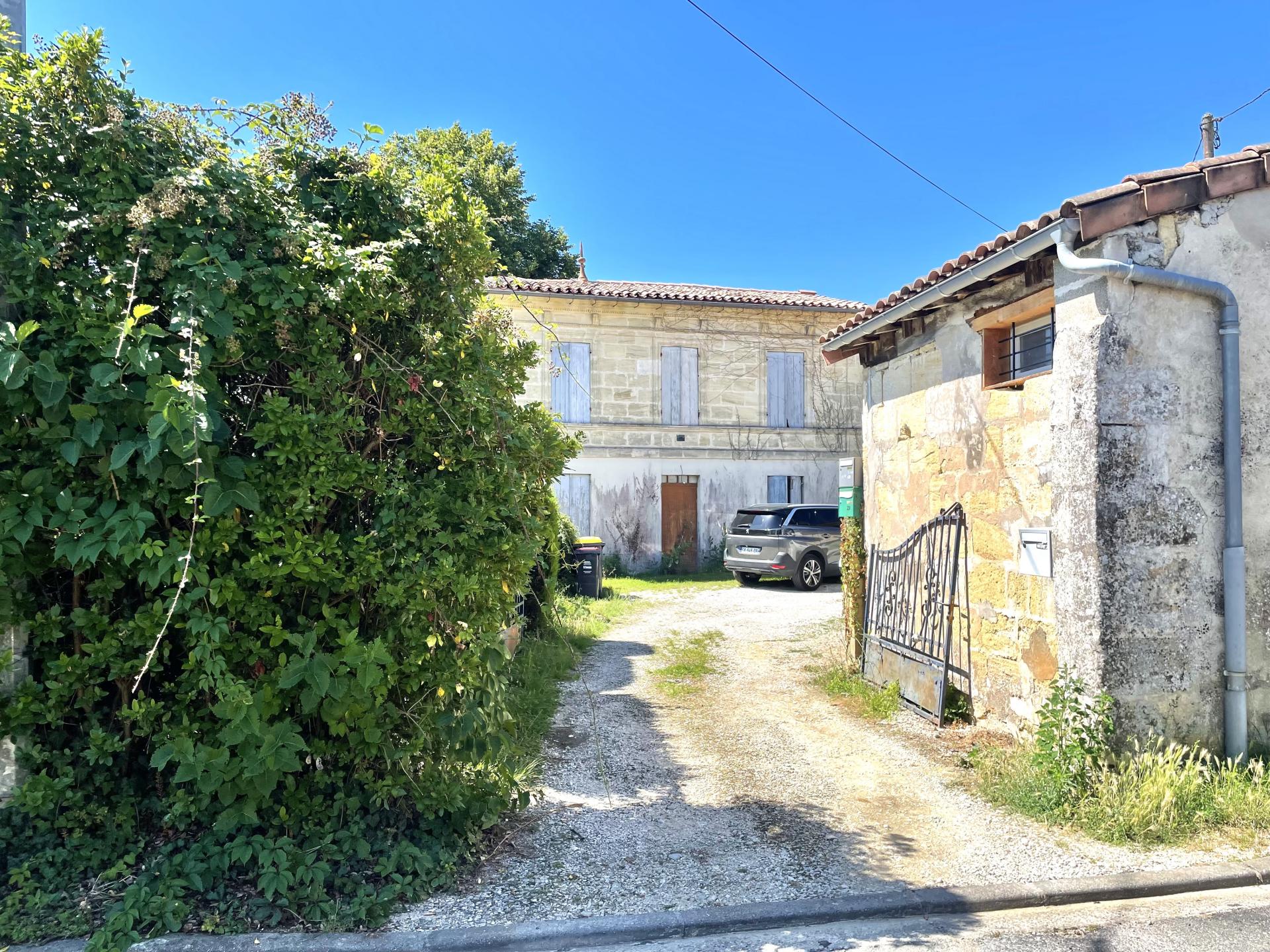 GIRONDE Maison mitoyenne avec jardin indépendant