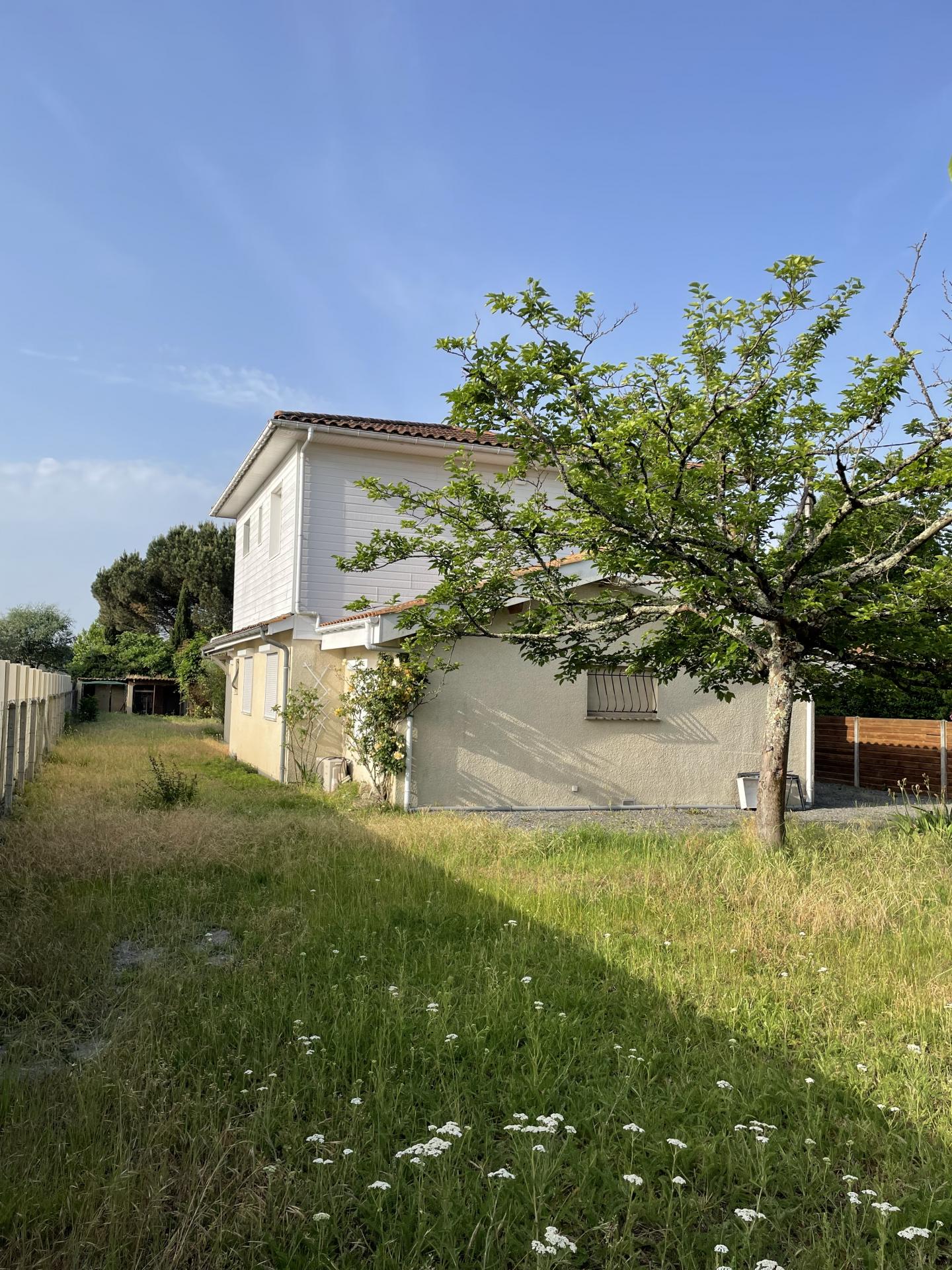 PROCHE BORDEAUX GRANDE MAISON FAMILIALE SUR TERRAIN ARBORE