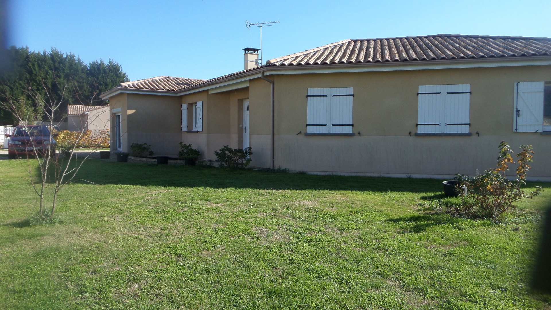 COUTRAS en GIRONDE, GRANDE MAISON MODERNE  AVEC JARDIN