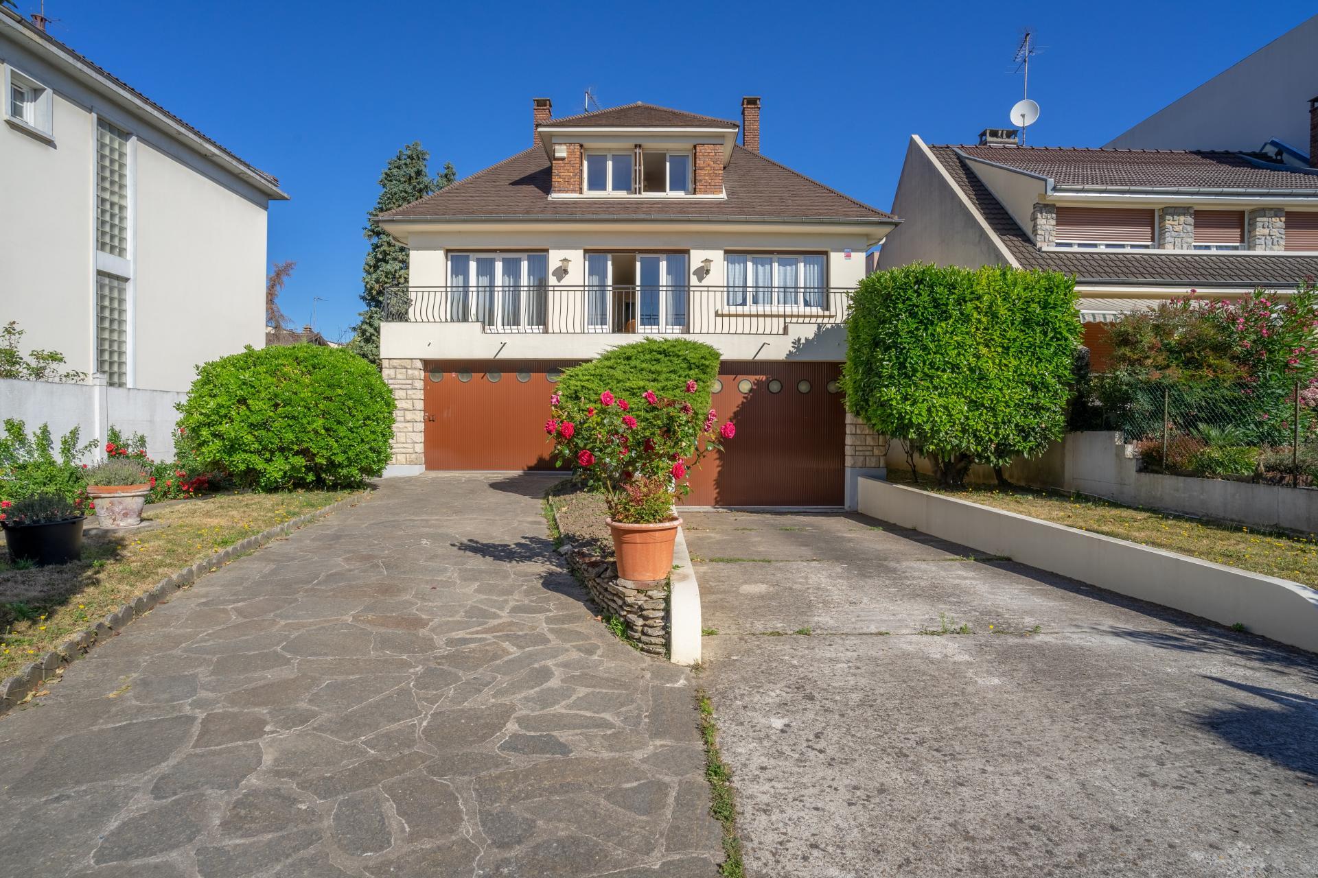 MAISON - IDÉALEMENT SITUÉE ET DIVISIBLE EN APPARTEMENTS - GROS POTENTIEL - 5 MINUTES À PIED DE LA STATION LOUIS ARAGON-VILLEJUIF (LIGNE 7) AU QUARTIER DU "PLATEAU" À VITRY-SU R-SEINE